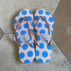 NWOT Havaianas Pink Flip Flops with Blue Polka Dots and Rose Gold Straps
